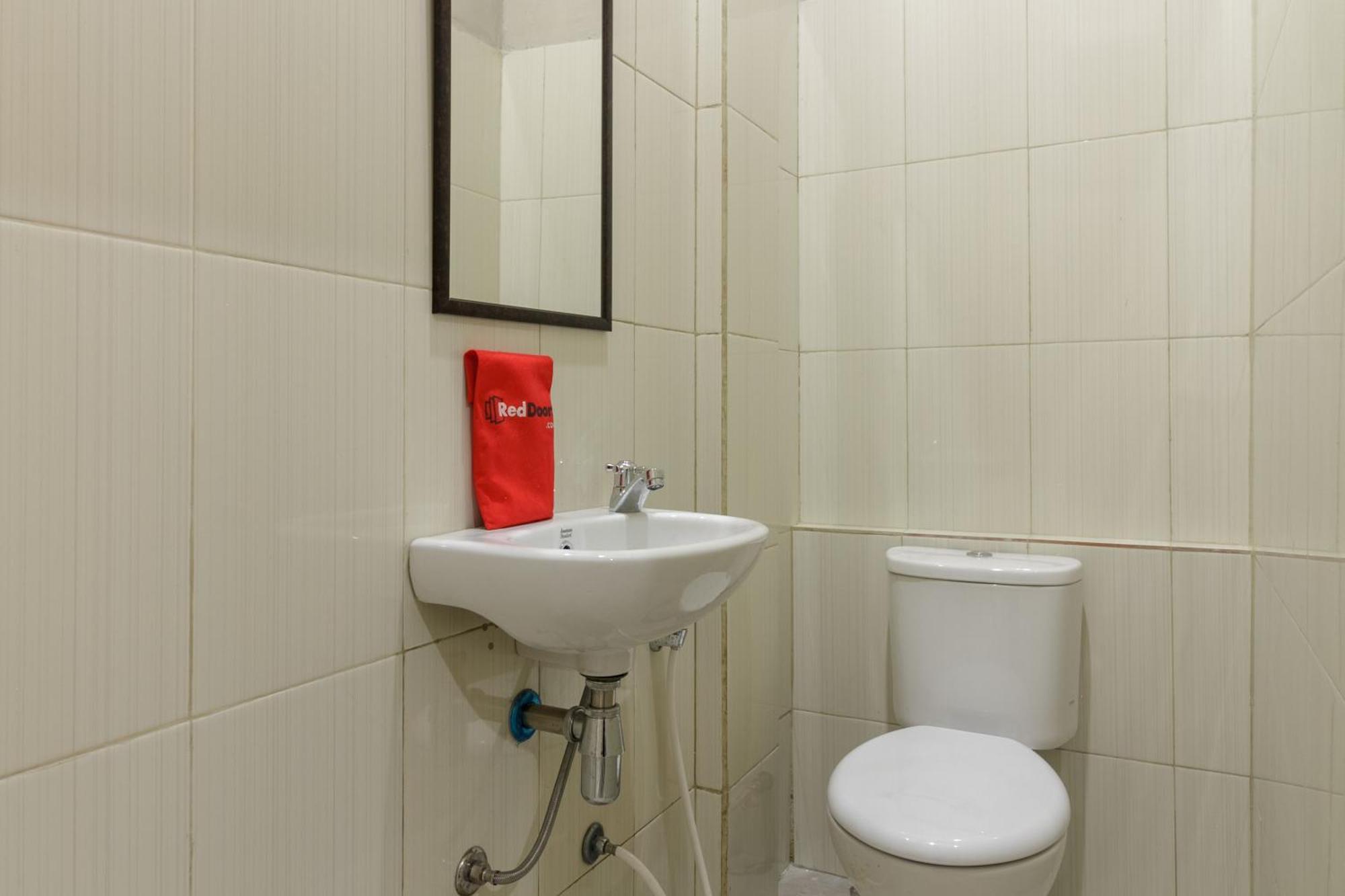 RedDoorz near Puri Indah Mall Jakarta Exterior foto